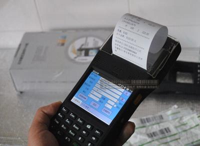 移動(dòng)出入庫掃描打印盤點(diǎn)終端 信息技術(shù)驅(qū)動(dòng)的高效倉儲(chǔ)管理利器